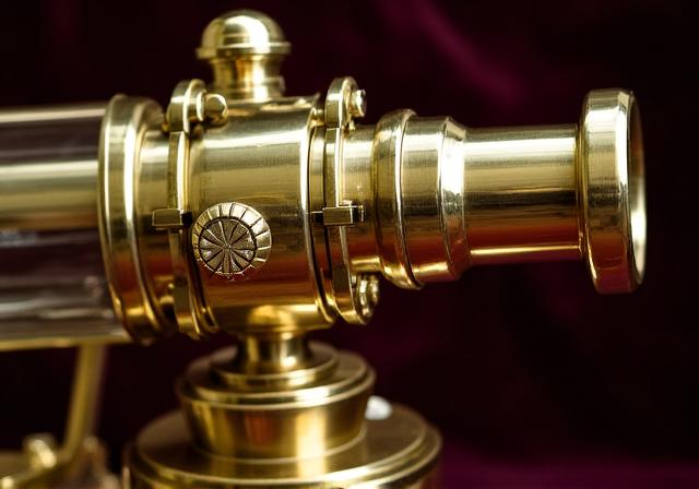 Gerestaureerde 19e-eeuwse refractor telescoop met koperen details